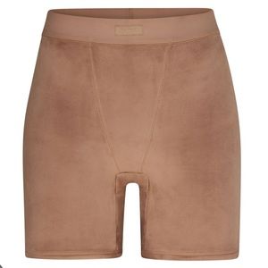 SKIMS VELOUR BIKE SHORT IN SIENNA TAN
